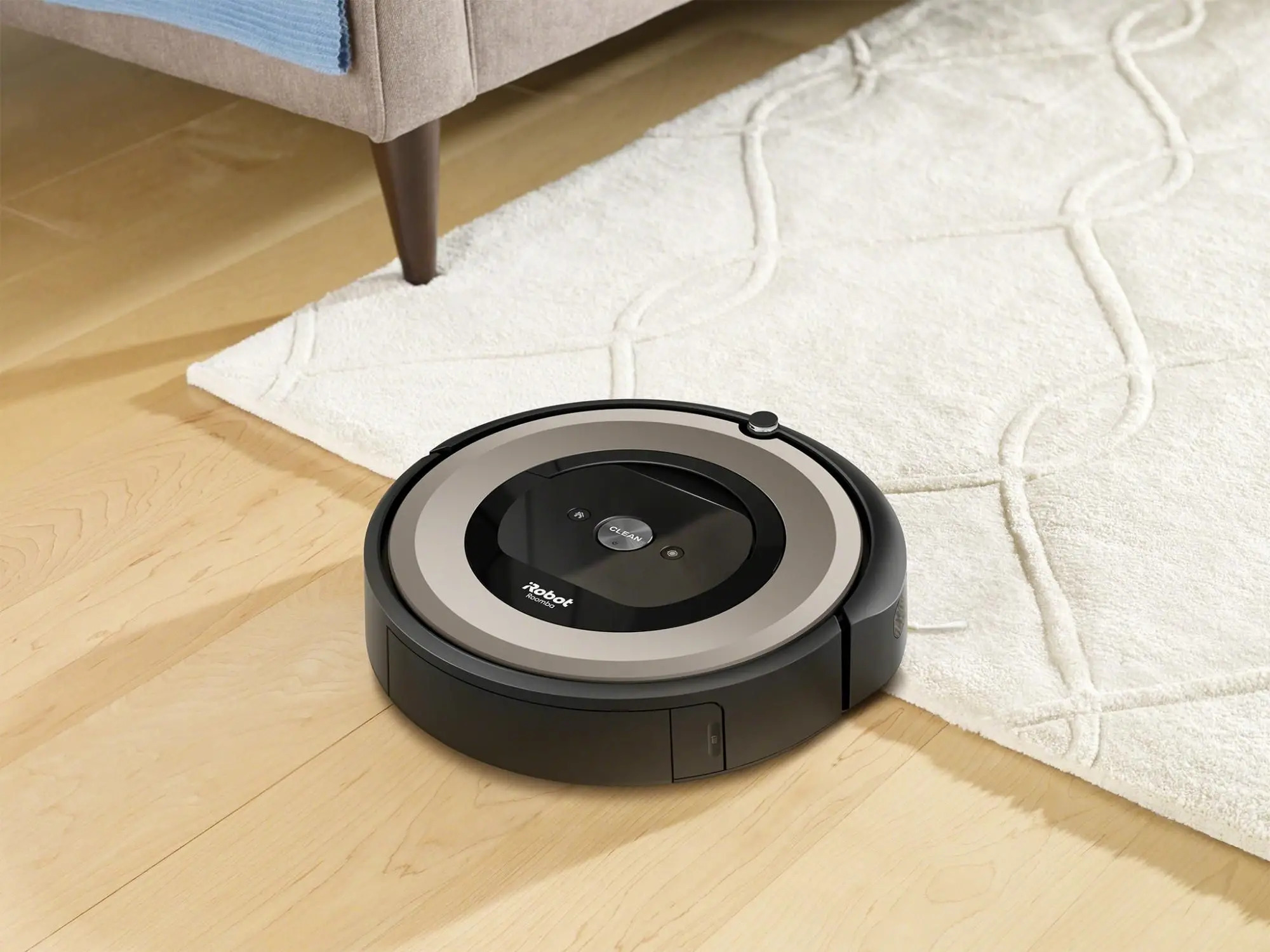 iRobot Roomba e6 Automatické nabíjení v nabíjecí stanici